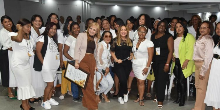 Celebran 4to Congreso de Mujeres Líderes en Santo Domingo Este