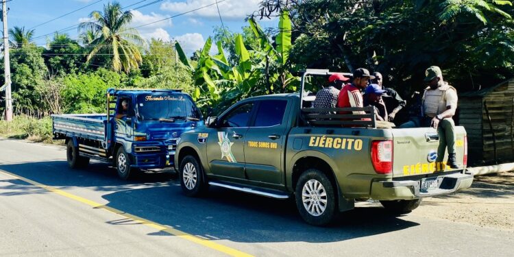 Detienen cabo de la FARD por transportar haitianos indocumentados