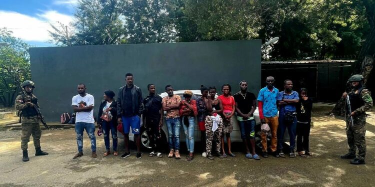 Detienen a 18 haitianos indocumentados en operativos en Valverde
