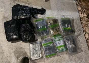 Arrestan a dos hombres con supuesta cocaína en Montecristi