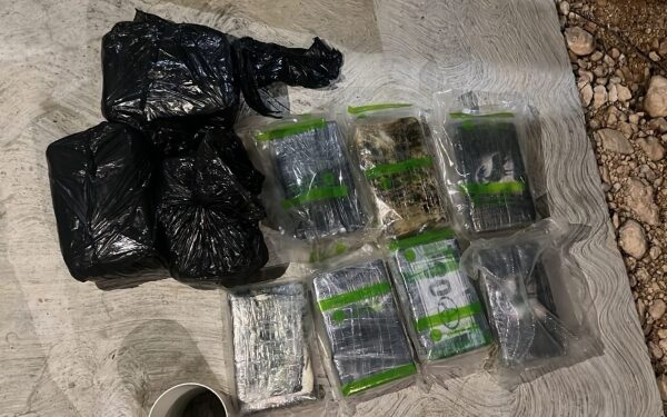 Arrestan a dos hombres con supuesta cocaína en Montecristi
