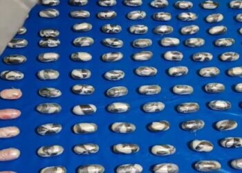 Atrapan nigeriano con 134 bolsitas de cocaína en aeropuerto