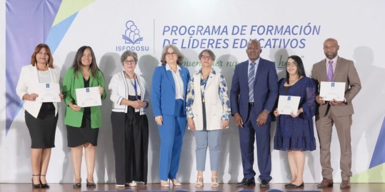 Certifican más de mil líderes educativos en gestión de datos y planificación estratégica