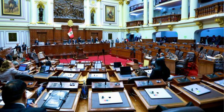Escándalo sexual sacude el Congreso de Perú: un exfuncionario en la mira
