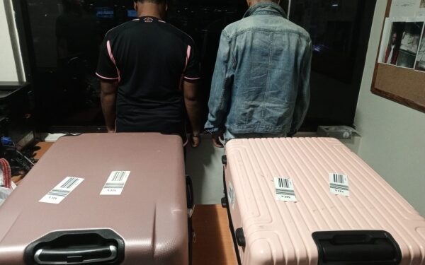 Detienen a dos en AILA traían 35 paquetes de marihuana desde Miami