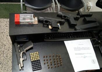 Arrestan tres tras decomiso de arsenal de armas en La Vega