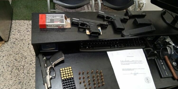 Arrestan tres tras decomiso de arsenal de armas en La Vega
