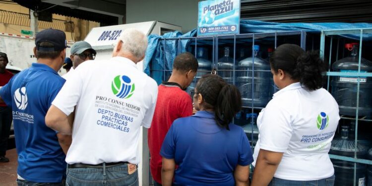Pro Consumidor decomisa cientos de botellones de agua expuestos al sol
