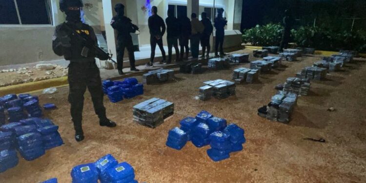 Golpe al narco: autoridades incautan 958 paquetes de drogas en Pedernales