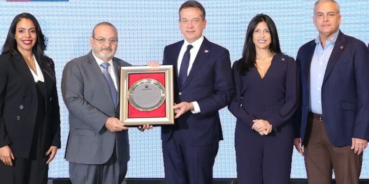 ADOZONA reconoce a Víctor Bisonó por su apoyo a las zonas francas