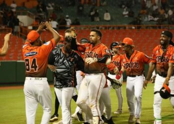 Toros ganan con grand slam y Estrellas lideran torneo