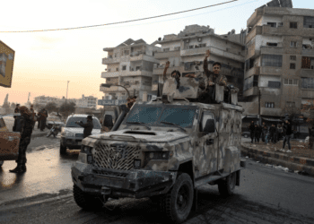 Tropas sirias se retiran de Homs según activistas, gobierno lo niega