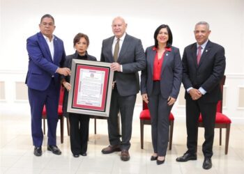 Senado honra a Ylonka Nacidit-Perdomo por su trayectoria