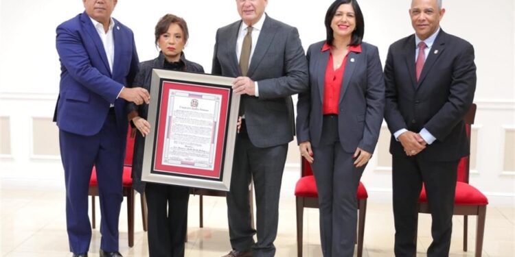 Senado honra a Ylonka Nacidit-Perdomo por su trayectoria