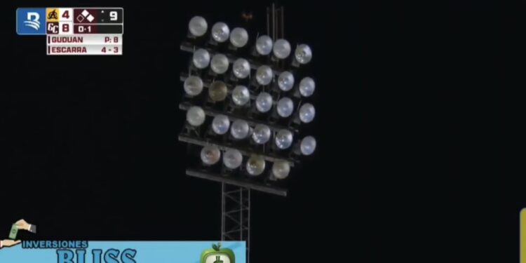 Falla eléctrica interrumpe juego entre Gigantes y Águilas en el Julián Javier