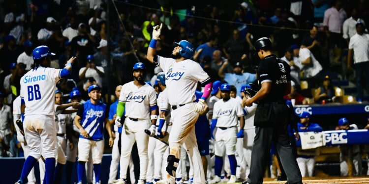 Tigres del Licey aplastan a las Águilas con histórica victoria