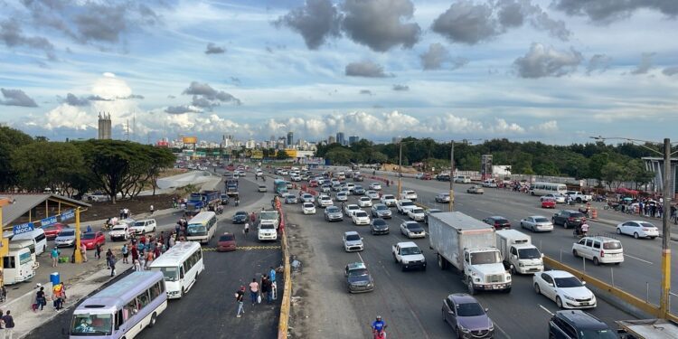 MOPC habilita carriles para facilitar el tránsito en asueto navideño