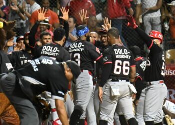 Leones del Escogido vencen al Licey 4-3 tras remontada