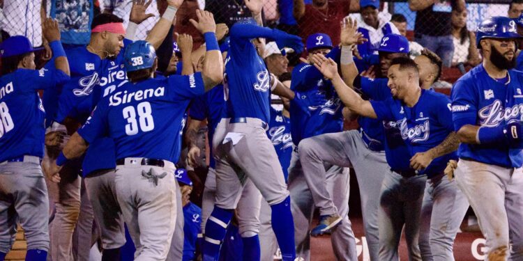 Tigres del Licey derrotan a los Gigantes 5-3 en San Francisco de Macorís