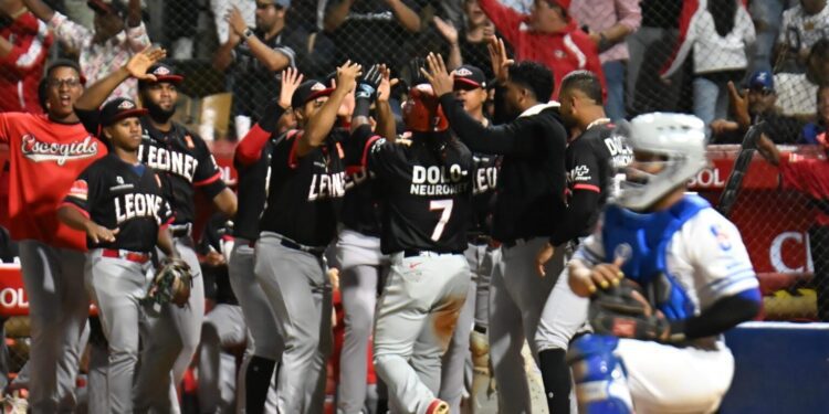 Leones del Escogido vencen al Licey y se afianzan en el cuarto puesto