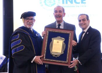 Universidad INCE celebra 50 años con la graduación de 152 profesionales