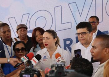 Gobierno distribuye bono navideño en Santo Domingo Este