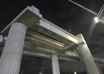 Primeras vigas de la línea 2C del Metro en la  27 de Febrero con autopista Duarte. 