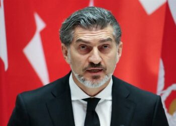 Asume mando en Georgia con la expresidenta rebelada en la calle