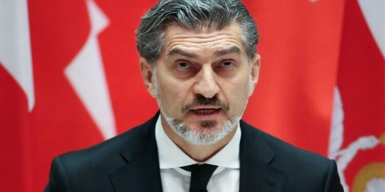 Asume mando en Georgia con la expresidenta rebelada en la calle