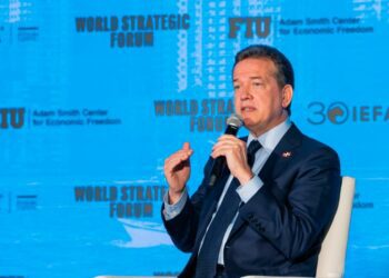 Ministro Bisonó explica en Miami porque RD se ha convertido en líder regional