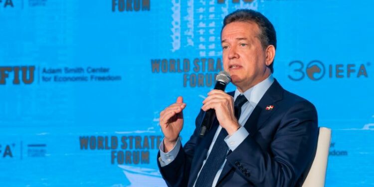 Ministro Bisonó explica en Miami porque RD se ha convertido en líder regional