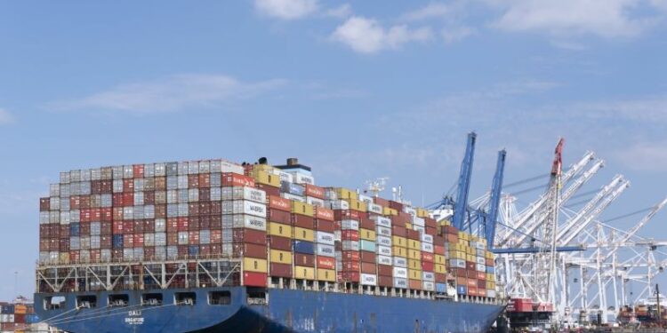 Déficit comercial de EE. UU. disminuye en octubre un 11,9%