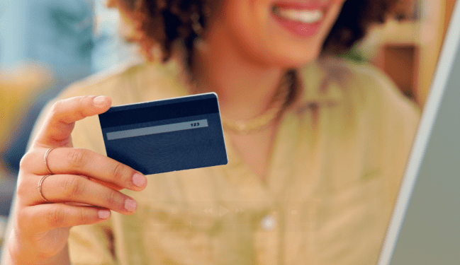 Usuarios prefieren débito local y crédito internacional en compras online