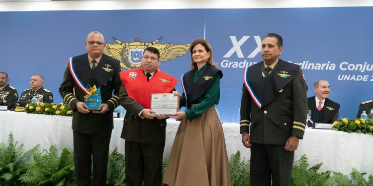 UNADE gradua 2,650 profesionales civiles y militares