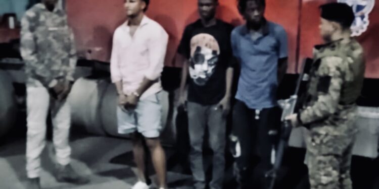 Camionero detenido con haitianos indocumentados en Dajabón