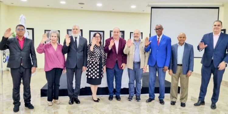 Escritores piden aumento en honorarios de jurados de Premios Anuales
