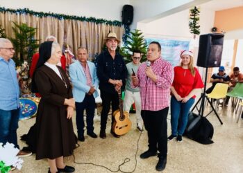 Gonell Cosme realiza agasajo navideño en beneficio de adultos mayores en La Vega