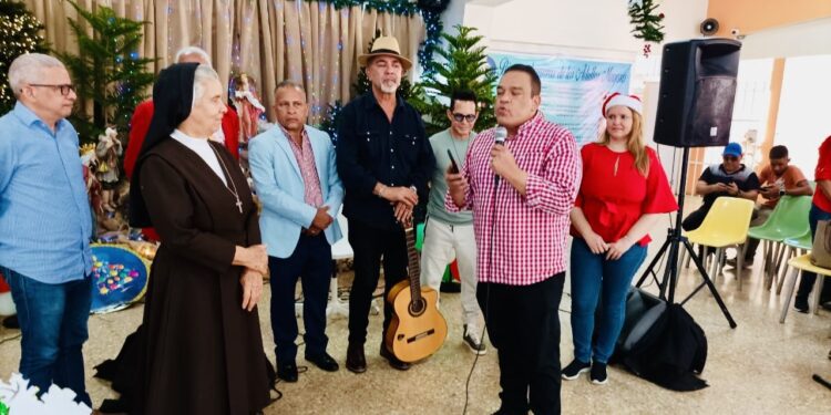 Gonell Cosme realiza agasajo navideño en beneficio de adultos mayores en La Vega