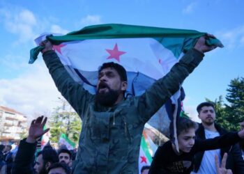 La caída de la dinastía Al Assad en Siria se ve amenazada por un "modelo libio"