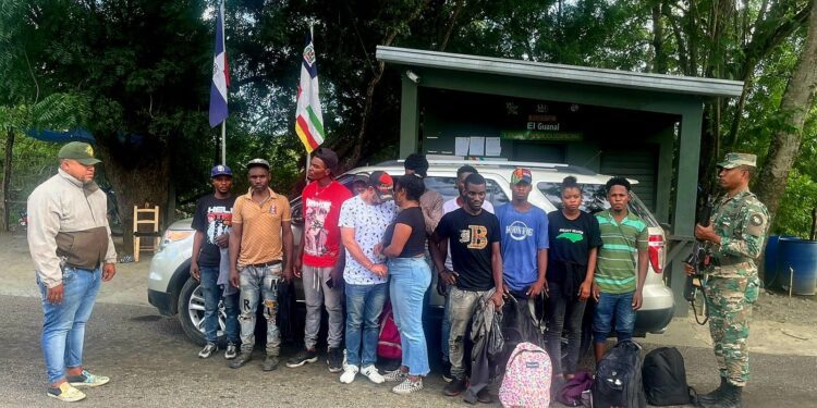 Ejército detiene a pareja dominicana por tráfico de inmigrantes haitianos