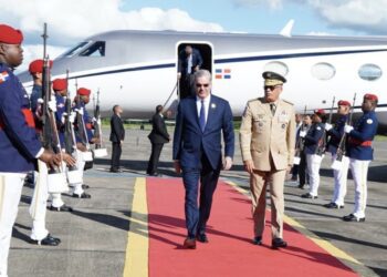 Presidente Abinader regresa tras asistir a toma de posesión en Puerto Rico