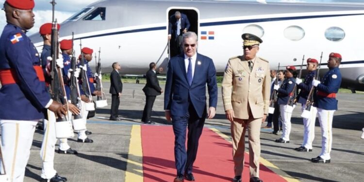 Presidente Abinader regresa tras asistir a toma de posesión en Puerto Rico