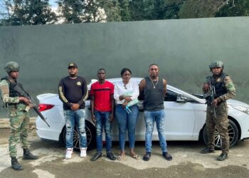 Detienen 17 haitianos en autobús en Valverde; más arrestos en sedanes