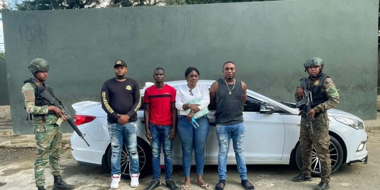 Detienen 17 haitianos en autobús en Valverde; más arrestos en sedanes