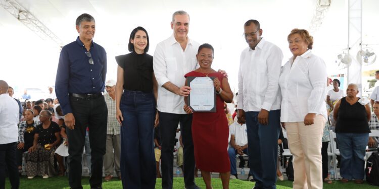Presidente Abinader entrega 708 títulos en Batey Palavé y mejora instalaciones deportivas