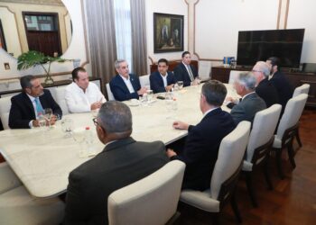 Presidente Abinader recibe en Palacio al comisionado de la  MLB