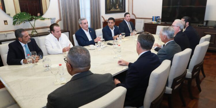 Presidente Abinader recibe en Palacio al comisionado de la MLB