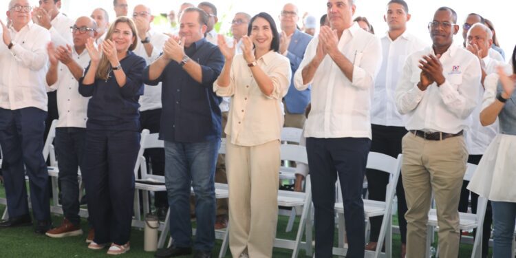 Gobierno lanza proyecto de titulación para 30,000 personas