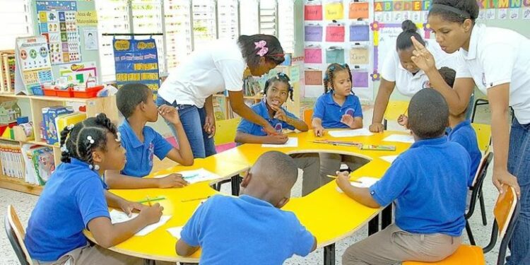 Auxiliares docentes: un nuevo actor comienza a operar en educación