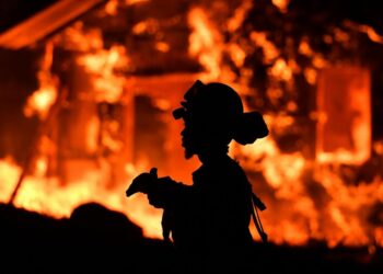 Contrastes climáticas: EEUU bajo ataque de incendio y tormenta invernal mortales